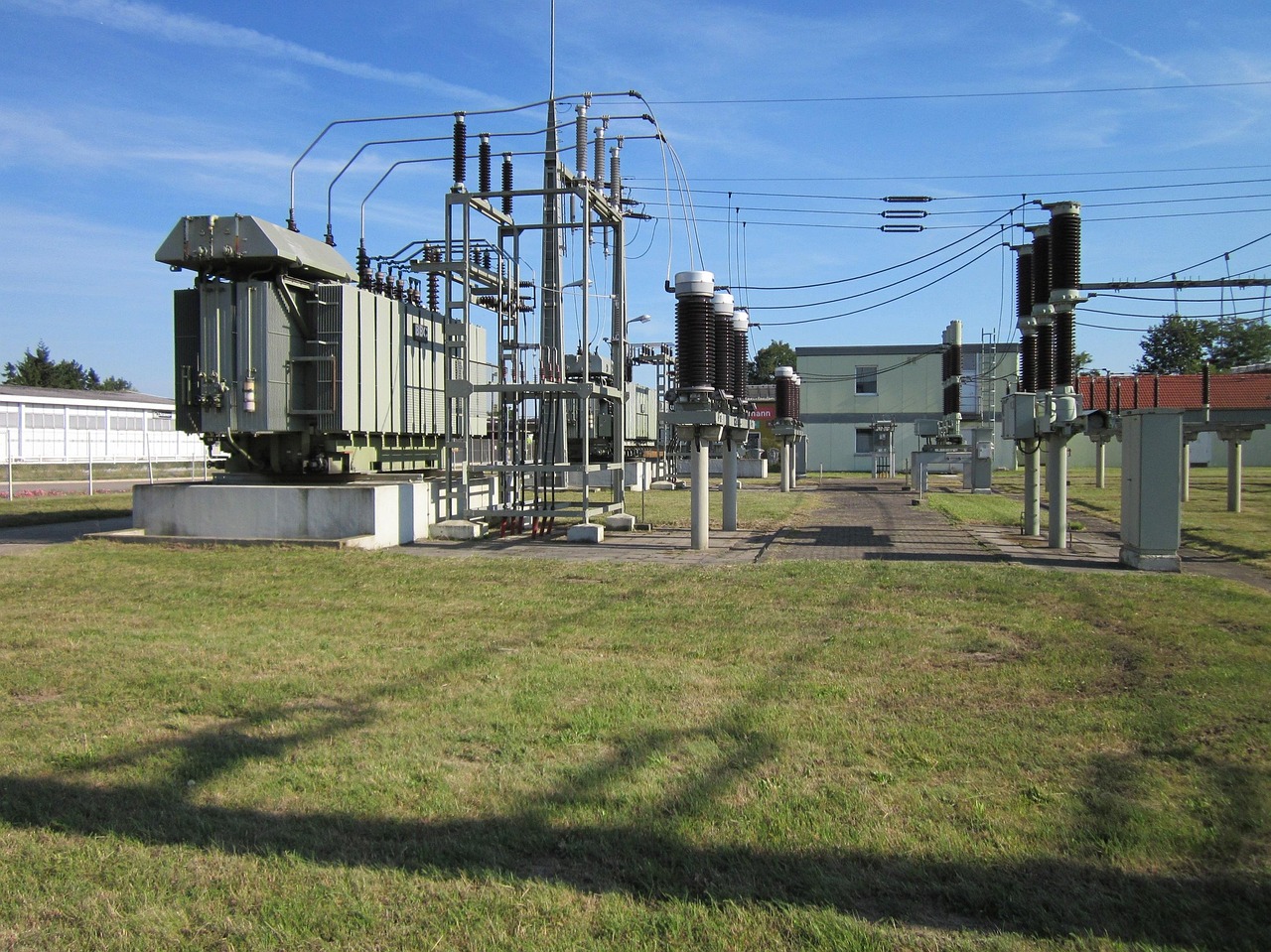 Cavi e componenti di materiale elettrico ordinati
