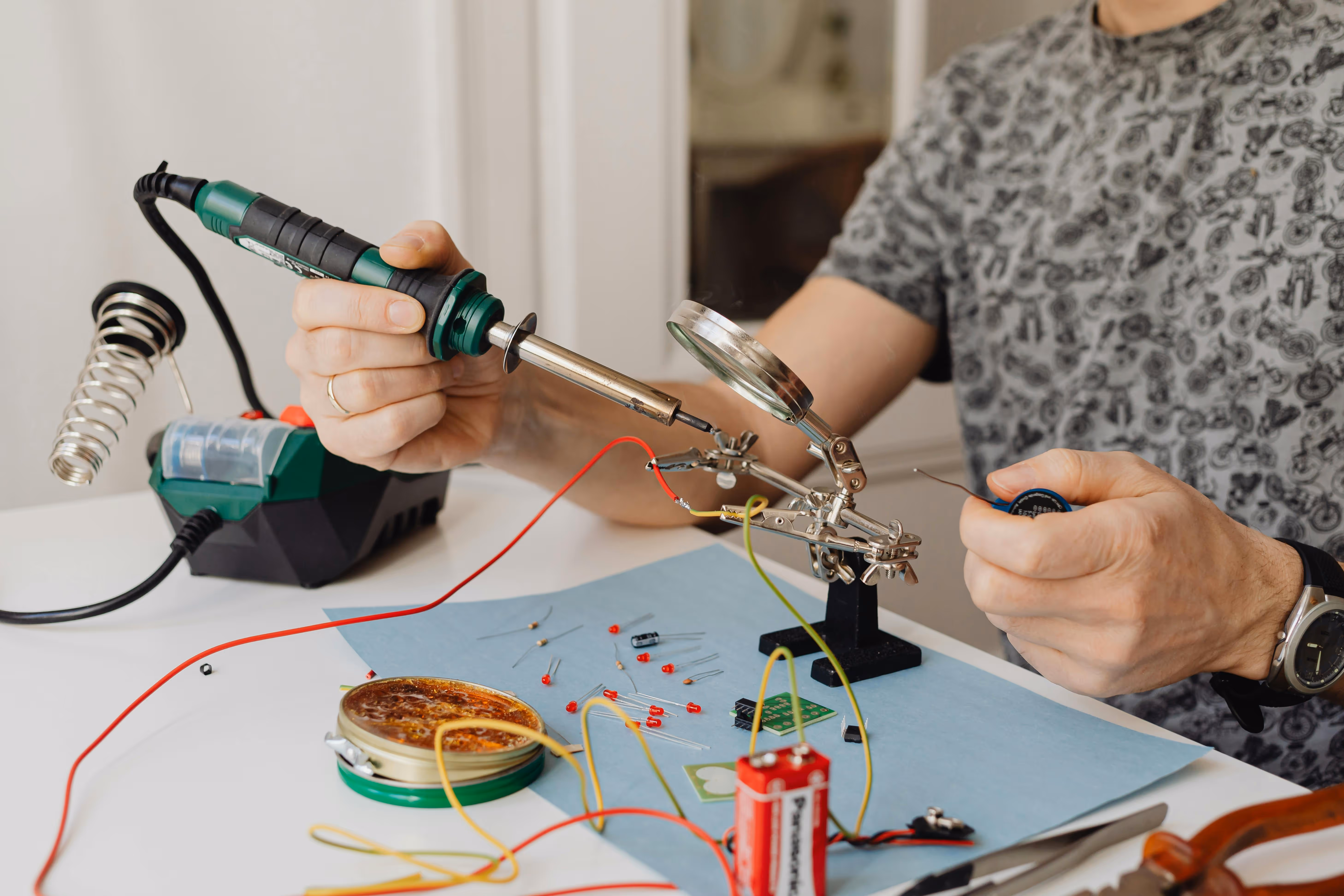 Componenti elettrici organizzati su un piano